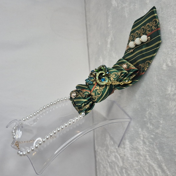 Handcrafted Luxury Fashion Necktie Necklace 📿 (Emerald City Girl) - Picture 11 of 13